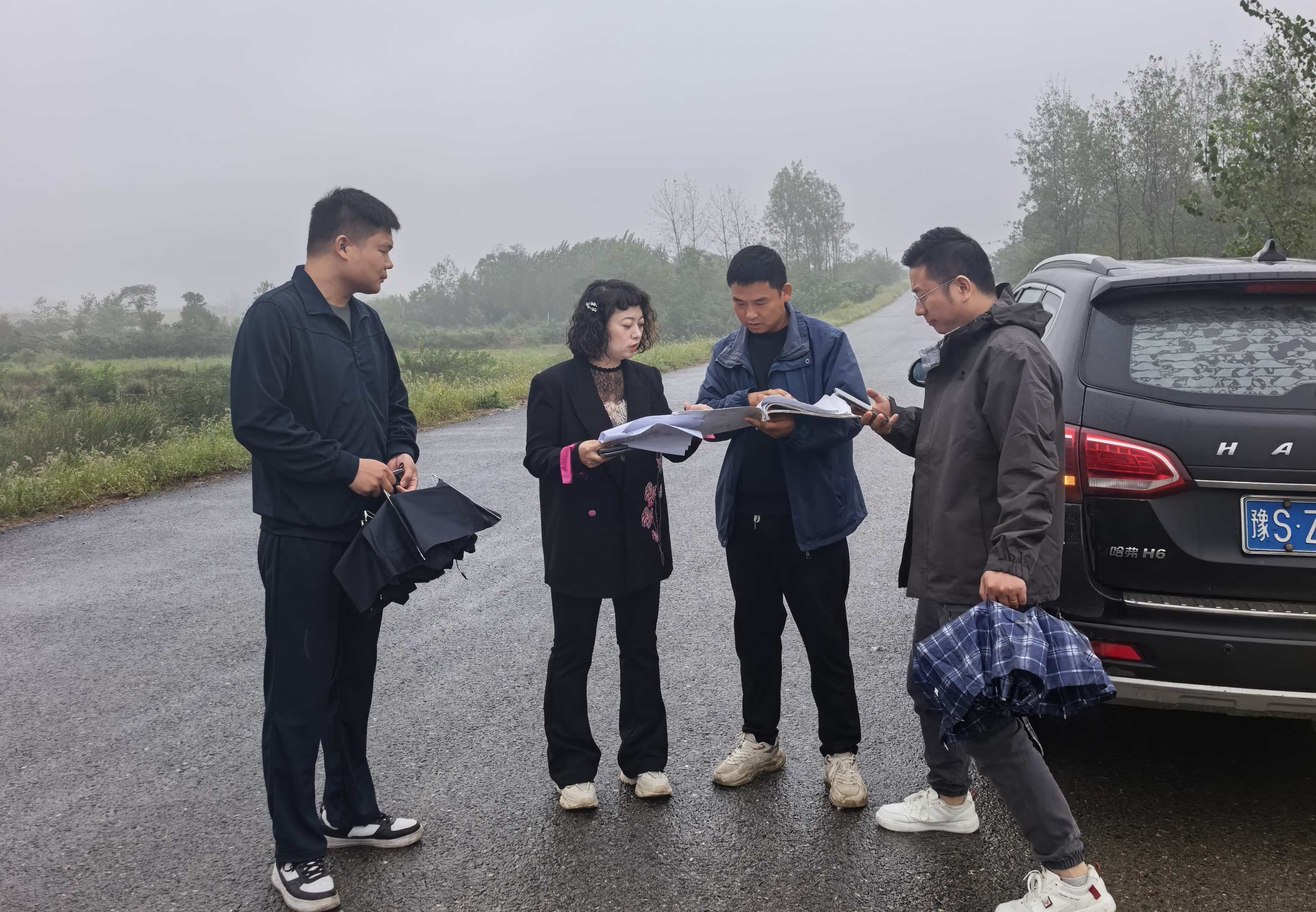 常務副總經理陳丹一行沐雨赴項目一線壓實管理責任